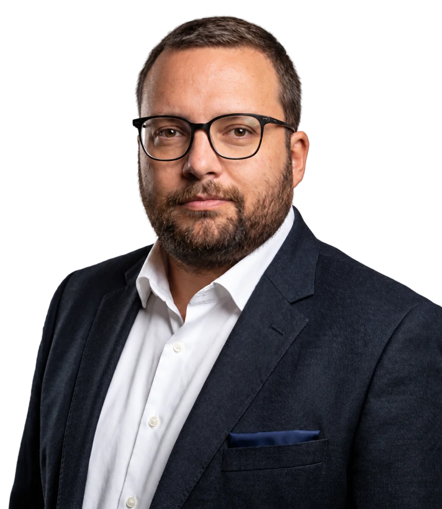 Ernst Michael Birox im dunkelblauen Sakko